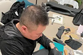 岳云鹏为省钱给媳妇做包，却意外曝光自己的高档烟，一般人抽不起图片