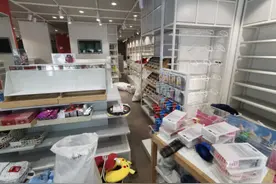北京两店铺半夜遭搬空，店员：有30多名壮汉，电锯开的锁图片