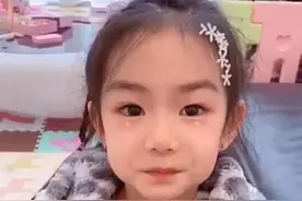 戚薇女儿lucky2年前节目播出，近照长发淑女，和以前不太像图片