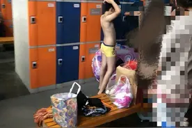 女子带10多岁儿子进游泳馆女更衣室，遭劝阻后称：就你精贵怕看图片
