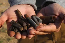 废弃苏联基地：散落一地AK47弹壳图片