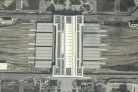 航拍南宁东站，西南最大规模高铁站，廊桥造型体现骑楼特色图片