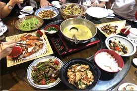 和姐妹自驾去广西，当地朋友请吃饭，满满一桌菜，我只喝了一碗汤图片
