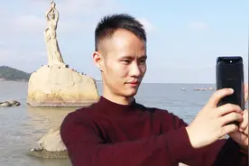 王刚回到15年前青涩照的地方，美丽珠海之行探访对我影响最深的人视频封面