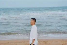 男生风景照：日照万平口海边图片