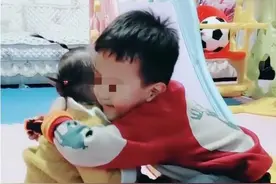 哥哥总喜欢亲近妹妹，宝妈好奇掀开妹妹襁褓一看，脸瞬间吓白了图片