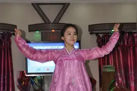 朝鲜女孩子多才多艺，唱歌跳舞惯用的几个动作图片