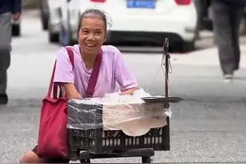 一个无手无脚的女人，身高仅105厘米，靠自身努力收获满满的幸福图片