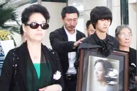 44岁女神因癌症去世，葬礼上许晴红了眼框，张子健和女儿抱头痛哭视频封面
