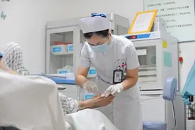 处理病人隐私时，女护士不会害羞吗？医护人员说出实情图片