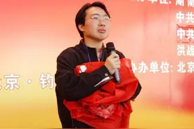 16年前，那个带着妹妹上大学，感动中国的洪战辉，如今怎么样了？图片
