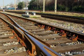 为何火车铁轨是采用生锈的钢铁，却不采用不锈钢？原因很简单图片