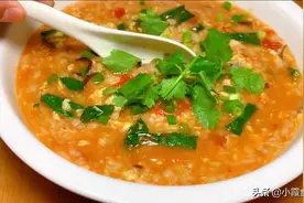 饮料瓶扎个洞，筷子轻搅1分钟，这个技巧做面疙瘩，真快真好吃图片