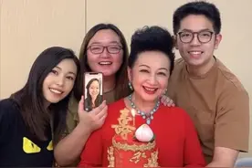 香港演员薛家燕在家过70大寿，子女陪伴，状态满满图片