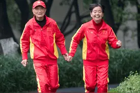 跑马金婚夫妇每天坚持跑1万米 完成近200场马拉松图片