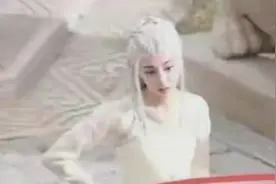 热巴新剧路透，“一头白发”让人眼前一亮，龚俊身穿华服气场强大图片