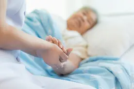 如何预防老年人呛咳？图片