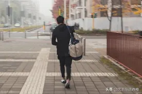 用一条毛巾改善你的颈肩酸痛，快跟着练起来图片