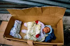 农村夫妇照顾19年的养女，长大后投奔有钱生父，养父：果真养不熟图片