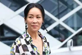 60后那英很会打扮，故意将纽扣“错位”系，衬衫配短裙穿出年轻感图片