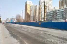 郑州一路段被围挡好几年，里面成了“停车场”图片