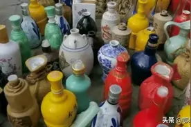 农民工利用废酒瓶加工小花盆茶叶罐，每人月入5万，生意十分红火图片