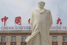 致敬！大学里的毛主席雕像图片