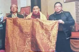 男子9万买袈裟，专家：曾盖在死人身上不吉利，后拍出1.3亿天价图片