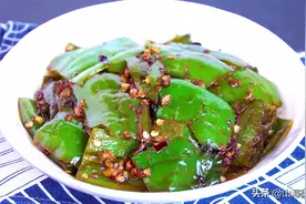 青椒直接炒着吃味道会大打折扣，炒之前多加一步，堪称米饭杀手图片