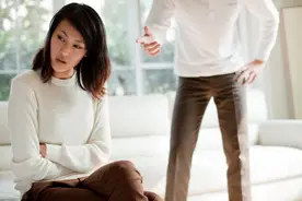 吃饭老公玩手机，老婆生闷气埋头吃饭：被动攻击是如何破坏感情的图片