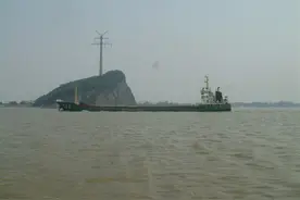 天门中断楚江开 碧水东流至此回两岸青山相对出 孤帆一片日边来图片