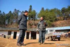男子居深山5年，做10000余米围栏“圈”山养羊，看生活成啥样子图片