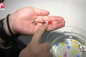 男孩吞10颗“海绵宝宝”玩具，遇水后百倍膨胀：狂呕吐致肠梗阻视频封面