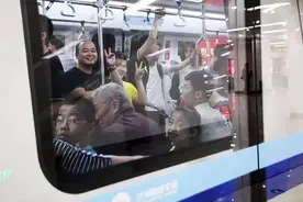 不够地铁修建标准的兰州为什么能修成地铁，且客流强度超级凶猛图片