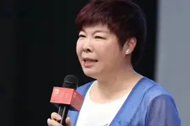 从国学大师到被万人唾弃，被北大学子轰下台的于丹，背后有隐情？图片