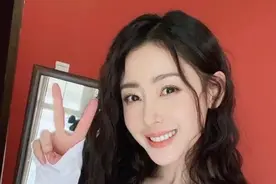 张天爱晒夏季露腹装，白色短款上衣搭牛仔裙，超迷人！图片