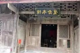 那个宁愿过贫困生活，都要捐出8亿金丝楠木屋的大爷，如今怎样了图片