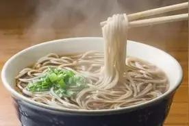 煮面条，最忌讳开水下锅，大厨透露出“小技巧”，面条劲道不结坨图片