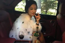 51岁富婆抱怨老公出差没人陪，拿劳斯莱斯跑滴滴，吓跑小伙图片