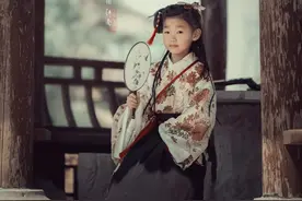 六岁小女孩打扮成“江南女子”，拍下最萌版《烟雨江南》图片