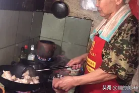河南75岁大爷做炖菜，57年没有招牌也不怕，环境差客人还吃得欢图片
