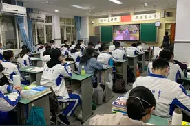 复课首日多所成都学校举行考试。学生：我对你魂牵梦绕，你用考试来把我拥抱？图片