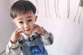 春季化身可爱小暖男 格子衬衫搭配背带裤 这样的男童穿搭你爱了吗图片