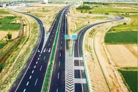 “沿着高速看中国”穿越世界最长沙漠公路——京新高速图片