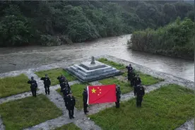擦拭界碑 描红“中国”图片