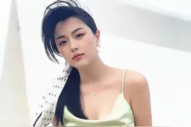 世界小姐冠军余薇薇气质真好，穿抹茶裙美到犯规，超模身材令人慕图片
