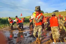 抗洪一线显担当！这些镜头中的人民子弟兵令人感动……图片