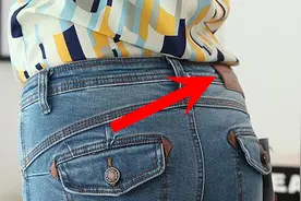 为什么人们穿的牛仔裤，后腰都要贴一块皮标？视频封面