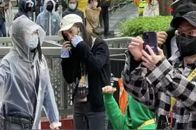 黄晓明baby被曝罕合体！带儿子现身游乐园嗨玩，小海绵长到妈妈腰图片
