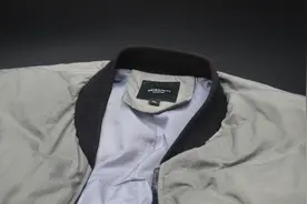 今天才知道，羽绒服领口上的这块布，还隐藏着2个作用，涨知识了图片